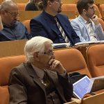 Rečníci a účastníci konferencie, interiér sály