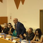 Rečníci a účastníci konferencie, interiér sály