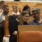 Rečníci a účastníci konferencie, interiér sály