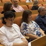 Rečníci a účastníci konferencie, interiér sály