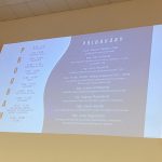 Rečníci a účastníci konferencie, interiér sály
