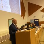 Rečníci a účastníci konferencie, interiér sály