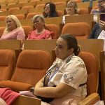 Rečníci a účastníci konferencie, interiér sály