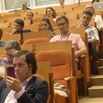 Rečníci a účastníci konferencie, interiér sály