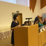 Rečníci a účastníci konferencie, interiér sály