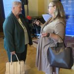 Účastníci v priestoroch zámku - predsedníčka ÚSŽZ s novinárkou