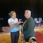 Účastníci v priestoroch zámku - predsedníčka ÚSŽZ s novinárkou
