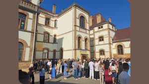 otvorenie, dvor lýcea