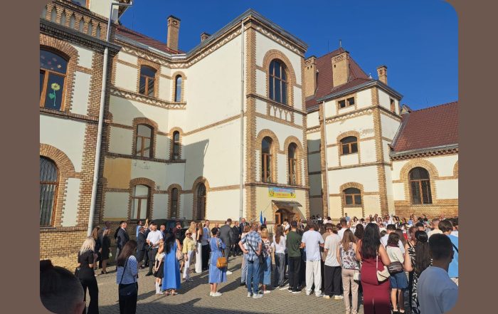 otvorenie, dvor lýcea
