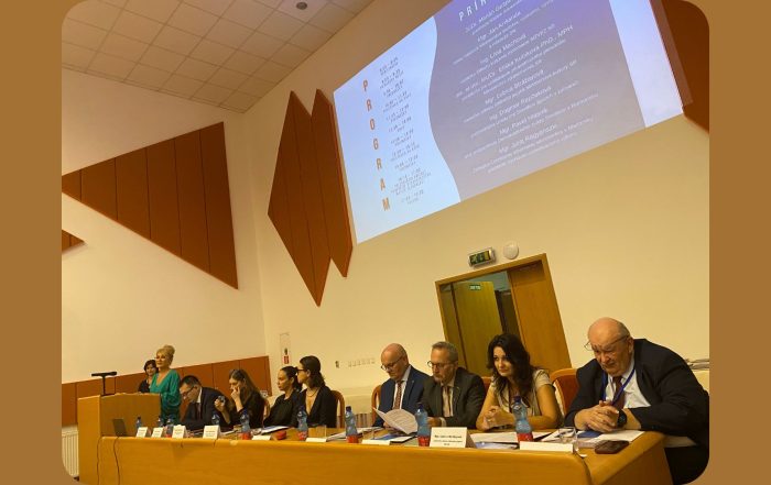 Rečníci a účastníci konferencie, interiér sály