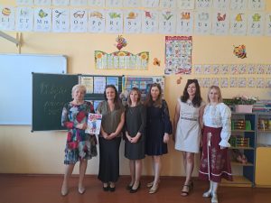 účastníci otvorenia, skupinová foto, interiér