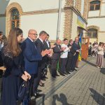 účastníci otvorenia, exteriér