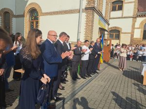 účastníci otvorenia, exteriér