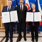 predsedníčka, minister, velvyslanec s doskami