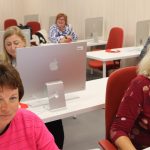 účastníci podujatia a lektori počas workshopov, interiér, technika