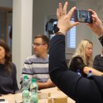 účastníci podujatia a lektori počas workshopov, interiér, technika