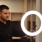 účastníci podujatia a lektori počas workshopov, interiér, technika