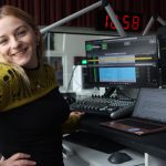 účastníci podujatia a lektori počas workshopov, interiér, technika