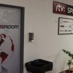 účastníci podujatia a lektori počas workshopov, interiér, technika
