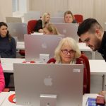 účastníci podujatia a lektori počas workshopov, interiér, technika