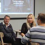 účastníci podujatia a lektori počas workshopov, interiér, technika