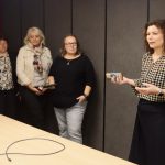účastníci podujatia a lektori počas workshopov, interiér, technika