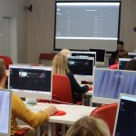 Otvorenie Tvorivej školy žurnalistiky 2025, skupinová foto, interiér