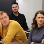 účastníci podujatia a lektori počas workshopov, interiér, technika
