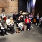 účastníci podujatia a lektori počas workshopov, interiér, technika