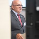 Účastníci konferencie, interiér, prednášky a diskusie