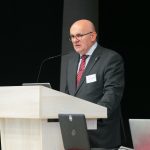 Účastníci konferencie, interiér, prednášky a diskusie