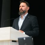 Účastníci konferencie, interiér, prednášky a diskusie