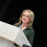 Účastníci konferencie, interiér, prednášky a diskusie