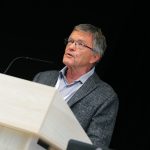 Účastníci konferencie, interiér, prednášky a diskusie