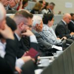 Účastníci konferencie, interiér, prednášky a diskusie