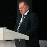 Účastníci konferencie, interiér, prednášky a diskusie