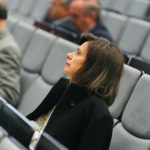 Účastníci konferencie, interiér, prednášky a diskusie