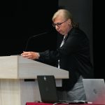 Účastníci konferencie, interiér, prednášky a diskusie
