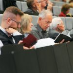 Účastníci konferencie, interiér, prednášky a diskusie