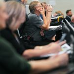 Účastníci konferencie, interiér, prednášky a diskusie
