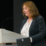 Účastníci konferencie, interiér, prednášky a diskusie