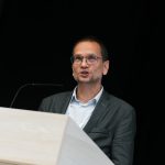 Účastníci konferencie, interiér, prednášky a diskusie