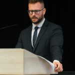 Účastníci konferencie, interiér, prednášky a diskusie