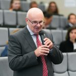 Účastníci konferencie, interiér, prednášky a diskusie