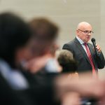 Účastníci konferencie, interiér, prednášky a diskusie