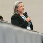 Účastníci konferencie, interiér, prednášky a diskusie