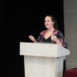 Účastníci konferencie, interiér, prednášky a diskusie