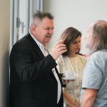 Účastníci konferencie, interiér, prednášky a diskusie