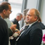 Účastníci konferencie, interiér, prednášky a diskusie