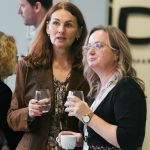 Účastníci konferencie, interiér, prednášky a diskusie